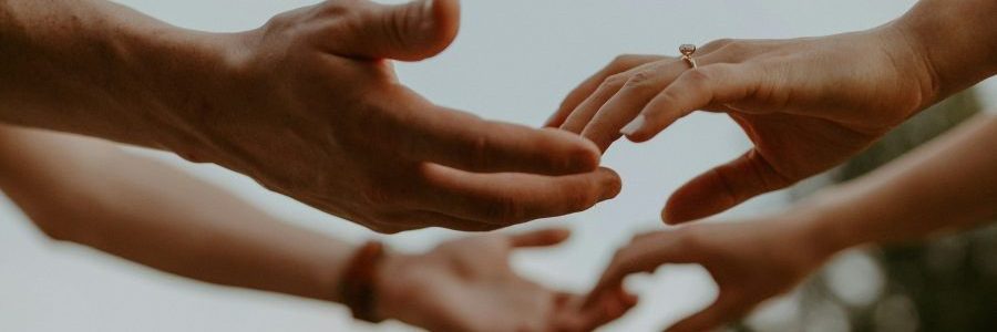 Soziale Kontakte und Berührung halten uns bewusst gesund