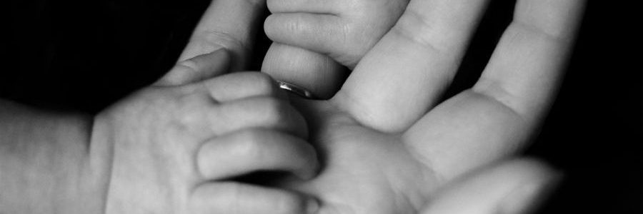 Babies erleben co-regulation über die Eltern