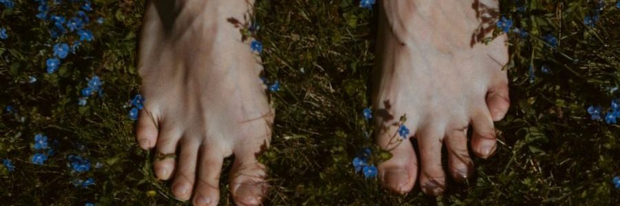 sich erden bei Angst und Stress heißt, die Füße zu spüren